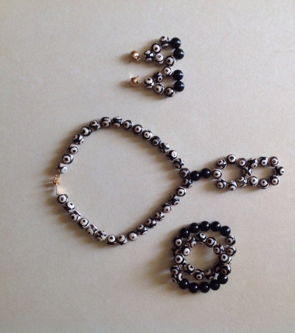 TIGRA  STYLE IS INNATE necklace designed by Eeefy Agate Stone is From the luxurious climes of the PLATEU State of Nigeria  HEALING PROPERTIES:  Agate is a stone of strength. Increases energy, enhances creativity, give courage, self confidence, emotional strength and dispels fear.