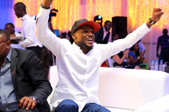 2face-Idibia-cheering-on-during-Wizkids-performance