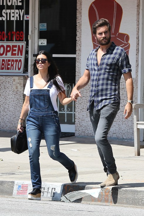 scott-disick-kourtney-kardashian-holding-hands-split-up-ftr