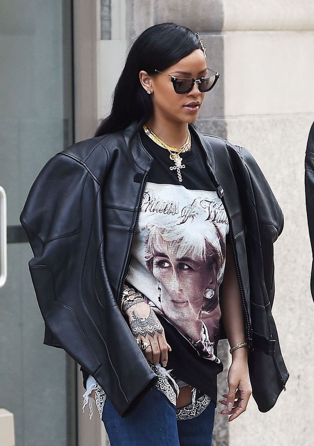 Rihanna-wearing-a-Princess-Diana-t-shirt