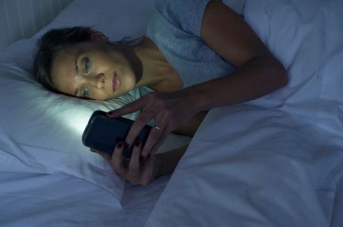 woman-on-phone-in-bed